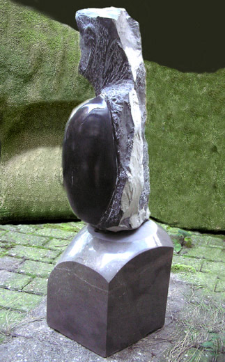 Z.T. - 2008, zwart marmer, sokkel Vinalmontse hardsteen - 86:34:30 cm